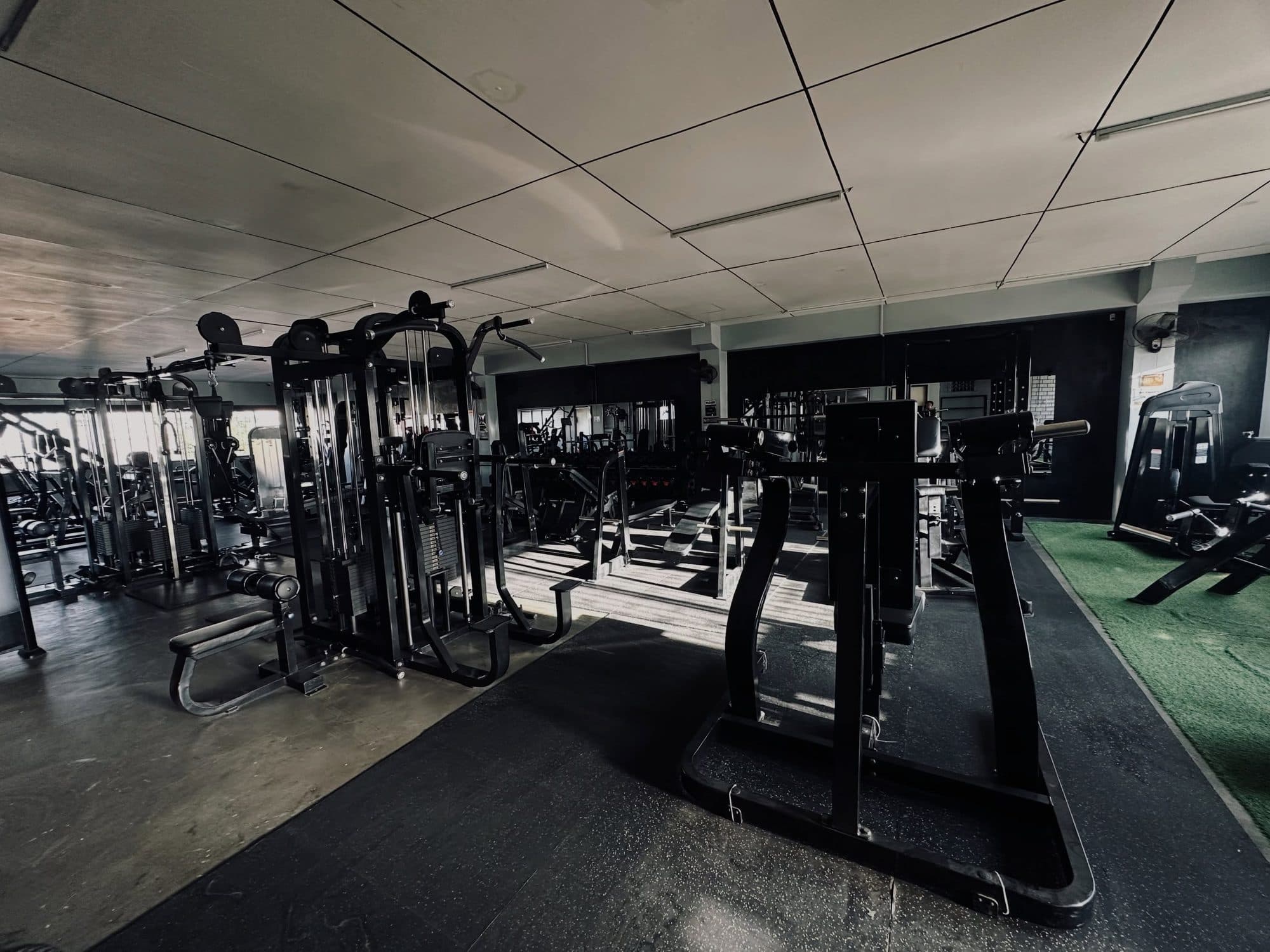Incline bench press station